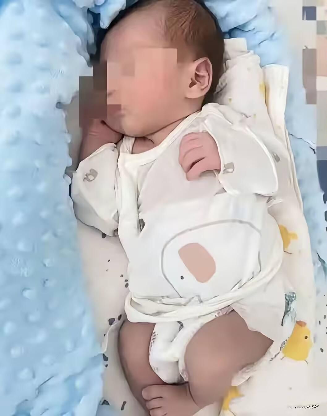 令人揪心！一名怀孕八个月的年轻孕妇不幸猝然离世，婆婆含泪跪地，执意要求剖腹取子。