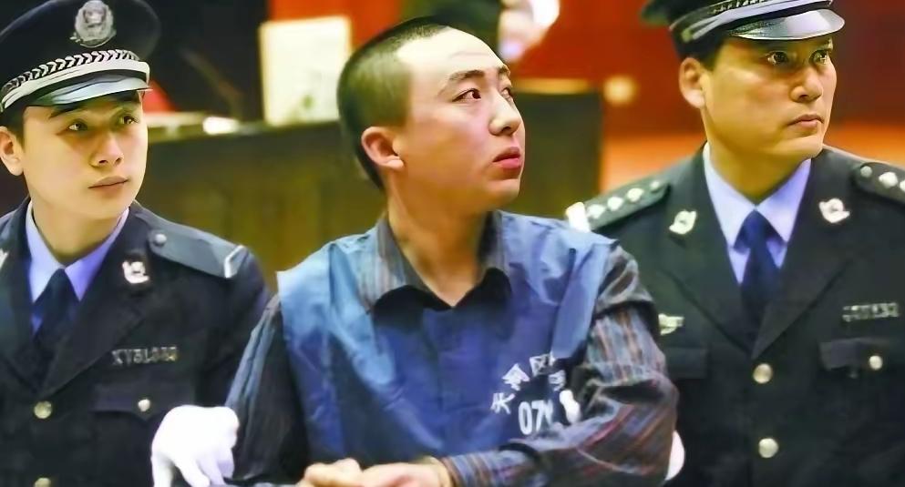 2006年，一名山西小伙因为在故障的ATM机上多取了17万元而被捕，并被一审法院