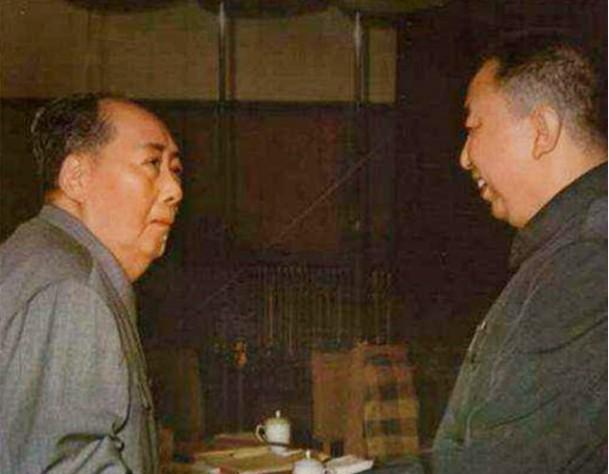 1976年，毛主席去世，当华国锋赶到中南海时，看到的却是毛主席静卧的身躯，情急之