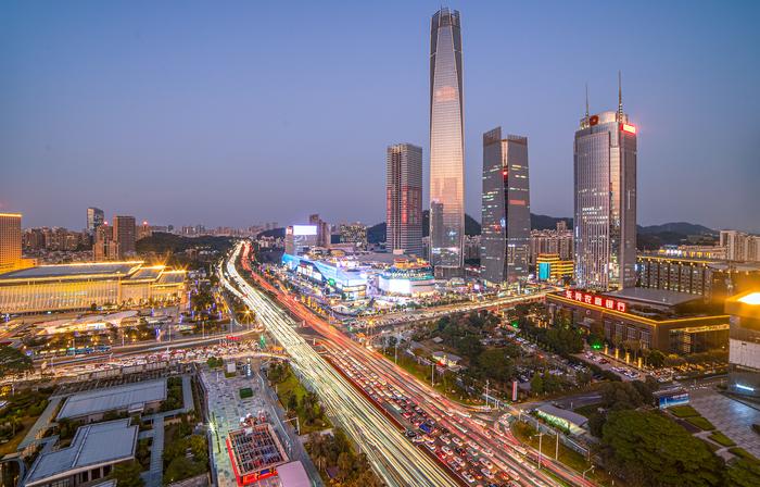 2015年11月，东莞房价均价8411元；2016年11月，东莞房价均价110