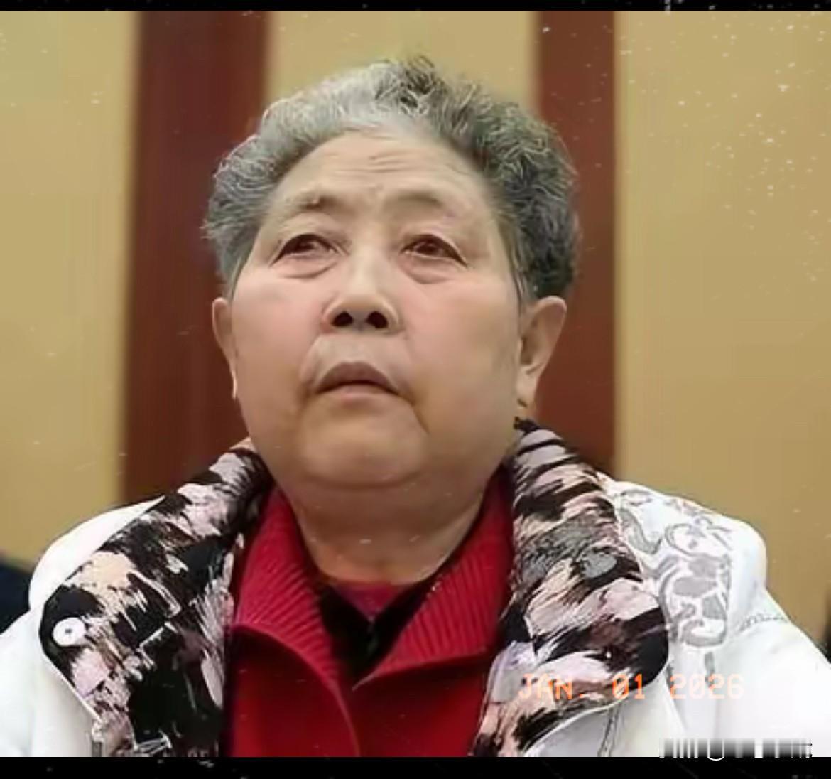 老干妈当年白手起家创业，穷到连装辣酱的玻璃瓶都买不起，各大玻璃厂嫌她订单太小