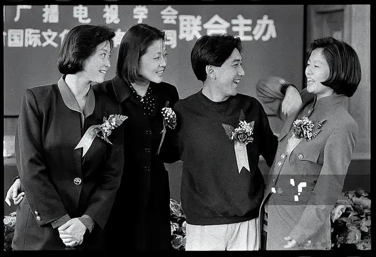 难怪很多人会把敬一丹和倪萍认错除了早年电视清晰度不高，还有两人的长相、气质也确实有几分相似。她们都在