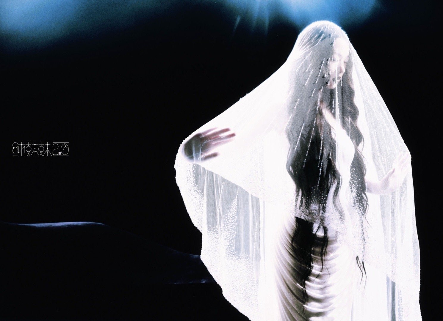 单依纯深圳演唱会泪洒现场单依纯深圳演唱会哭了单依纯在台上哭的时候，台下有个女生