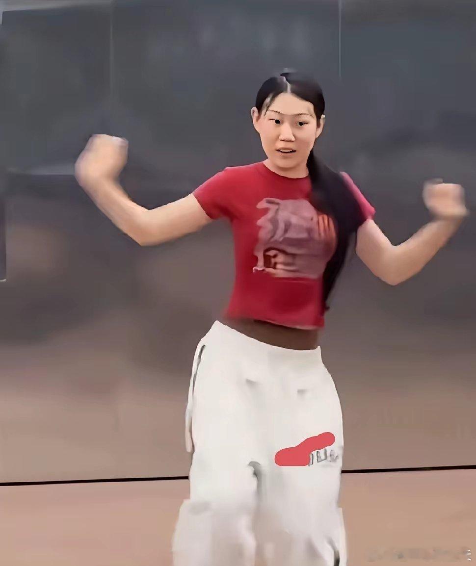 小沈阳女儿练习舞蹈视频一出，评论区炸了，都说她不该吃这口饭。出道一年的沈佳润，星二代中的佼佼者，有了