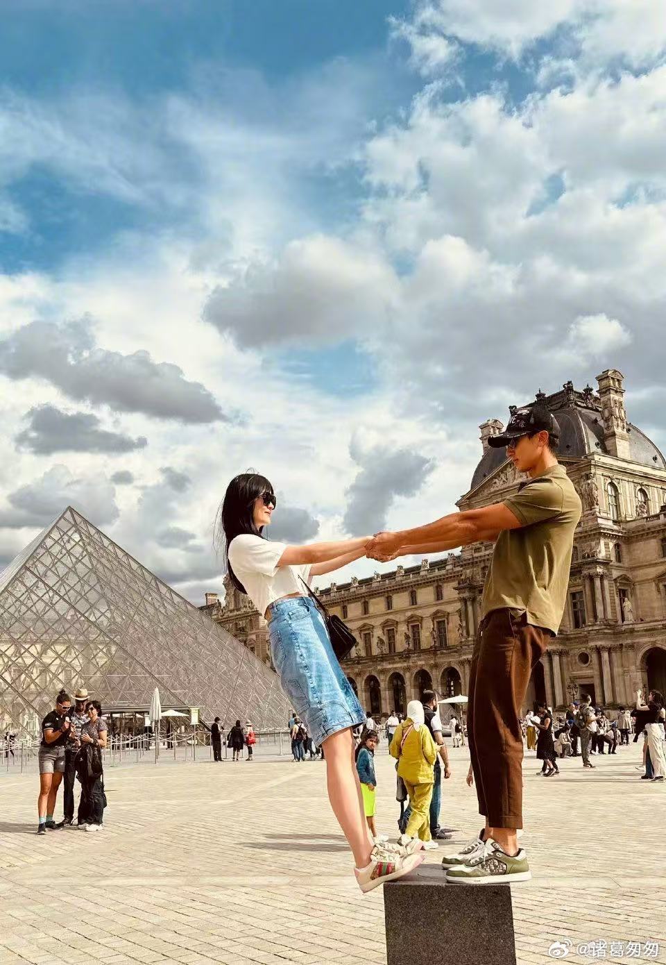 吴尊说有小孩后都是一家去旅行爸爸和孩子们在海水中嬉戏，妈妈的目光温柔地追随着他