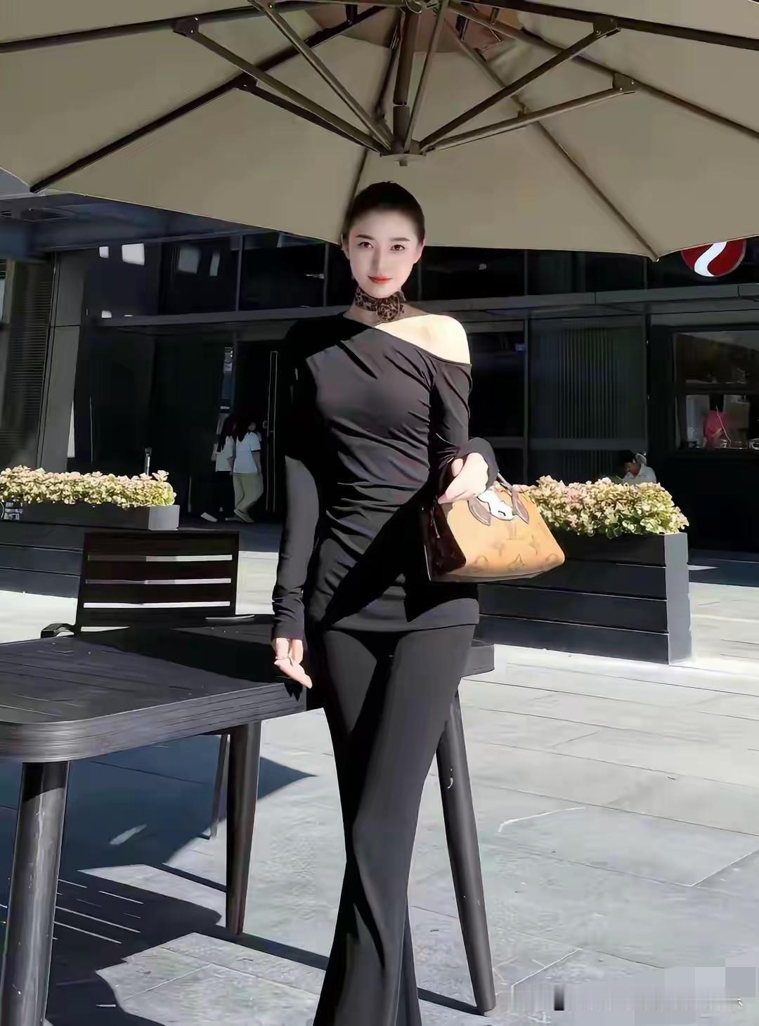 黑，是永不过时的优雅底色。斜肩剪裁打破沉闷，利落线条勾勒松弛又挺拔的状态，不刻