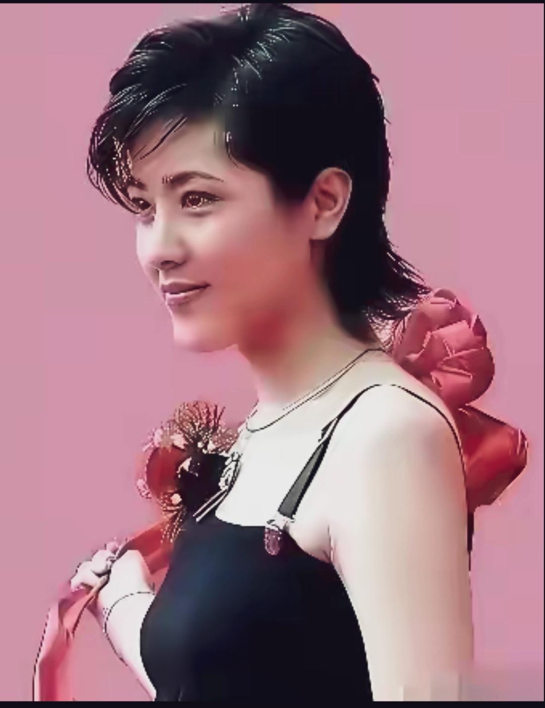中戏百年不遇的美女确实与众不同！与内娱第一美女陈红相比也不差。