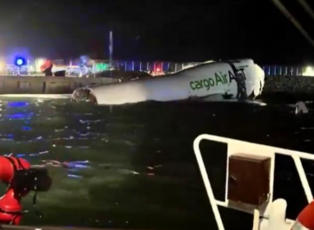 ☁波音747在降落香港机场时冲出跑道坠海凌晨四点本该是万物沉寂的时刻，