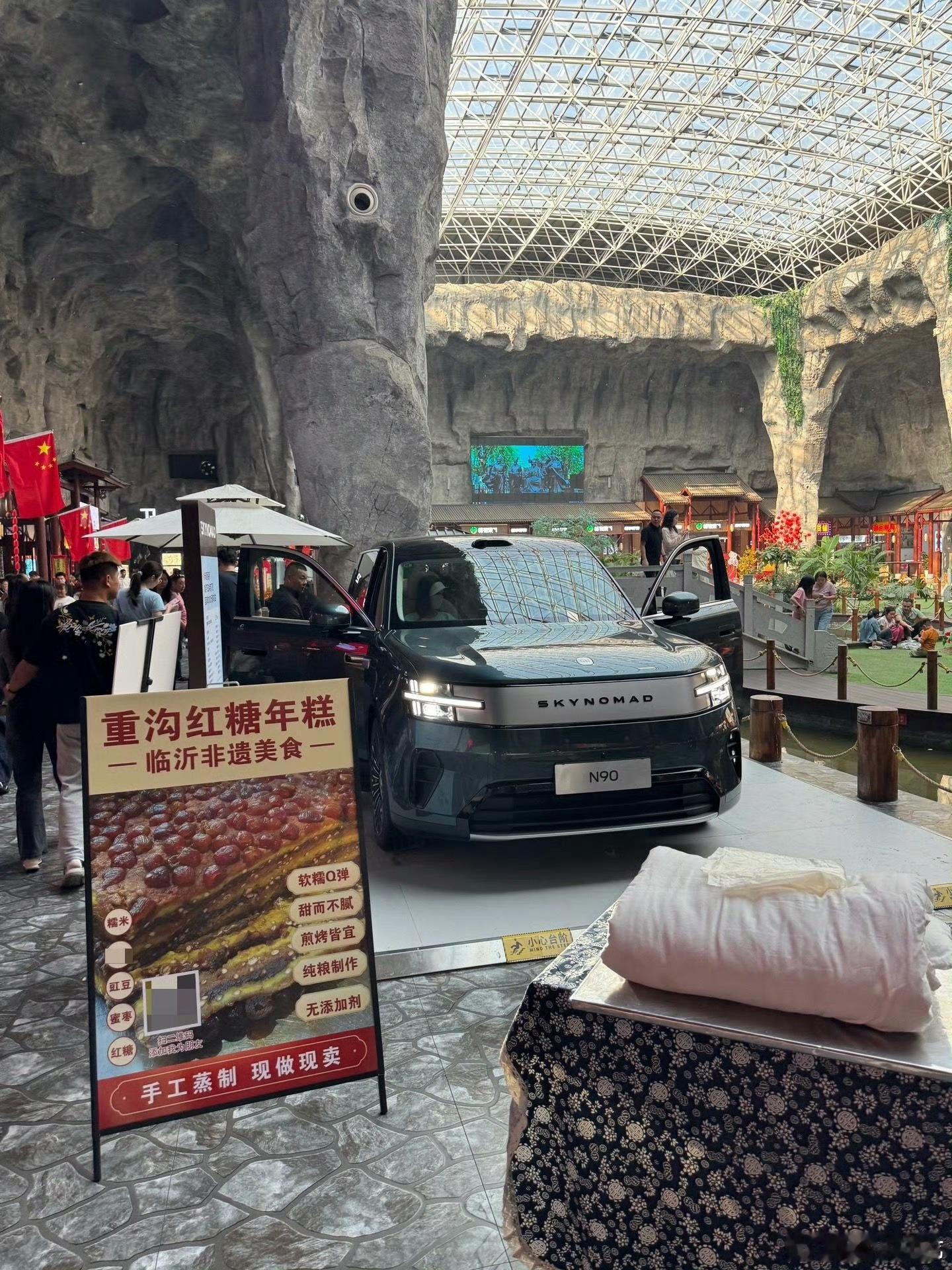 把展车放进了服务区[赞]卧槽，小米这招高啊在服务区休息的人看到这么一台车直接代入