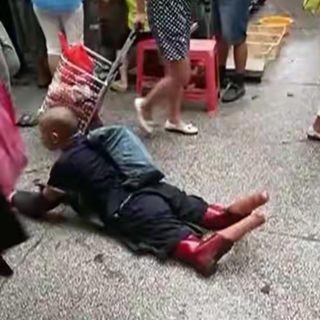 广州沙步市场，男子买菜时认出街头乞丐竟是失踪12年的发小，拦下两个大汉阻止带走，