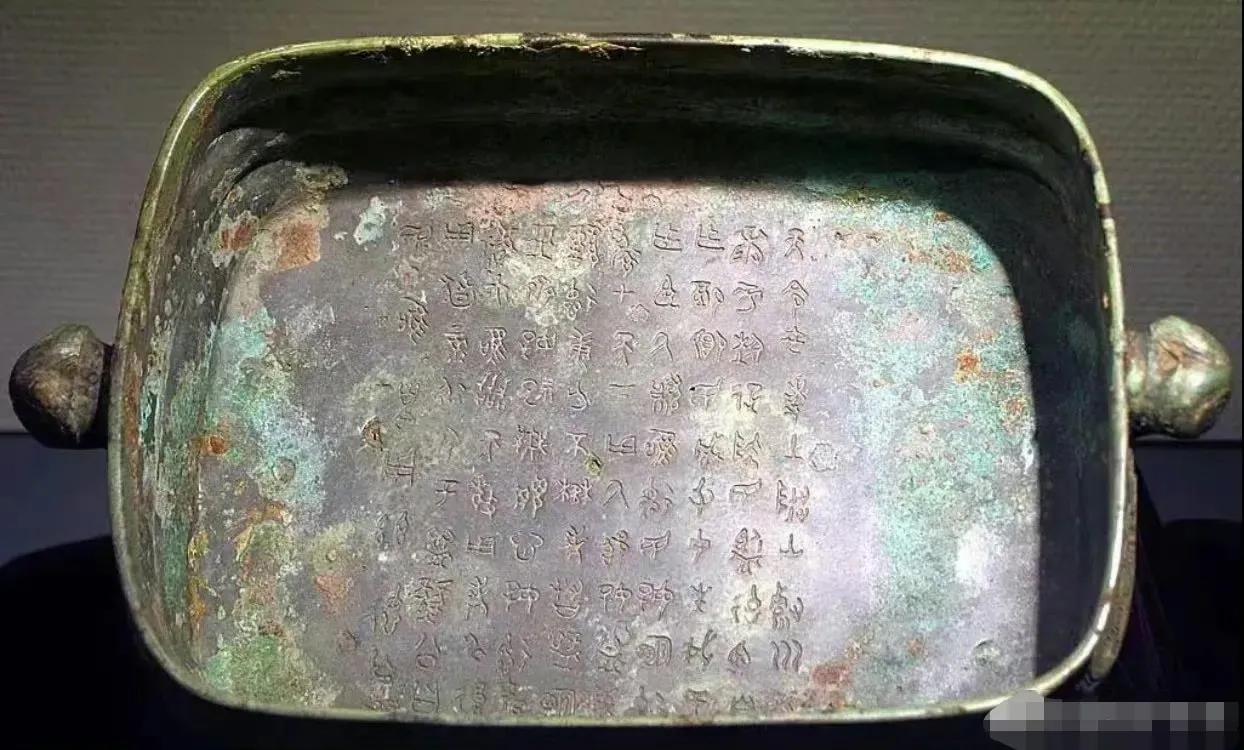 2002年，香港。一位商人在古玩市场上，意外发现一件青铜饭盒，饭盒古朴精美，历史