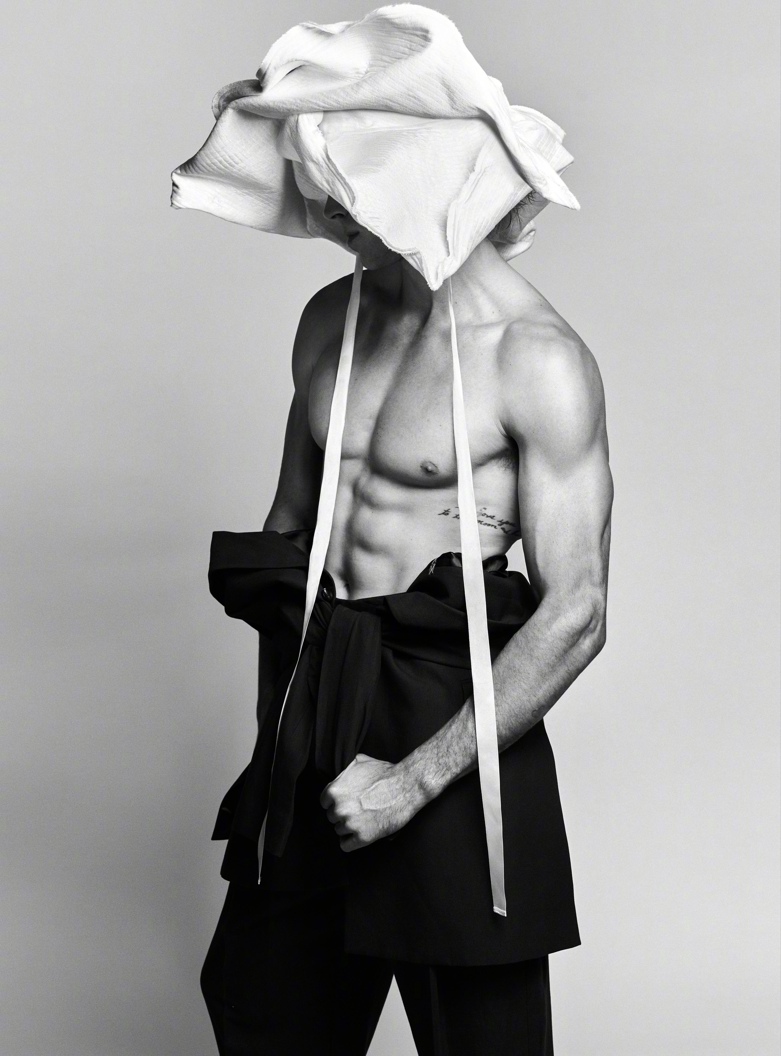 VMAN杂志2026年春夏刊正式发布。男模MatthewNoszka担纲封面人