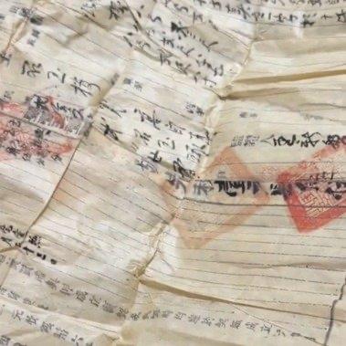 安徽淮南的杨女士最近在老家收拾屋子时，翻出个落满灰的老木盒。打开一看，里面整整齐