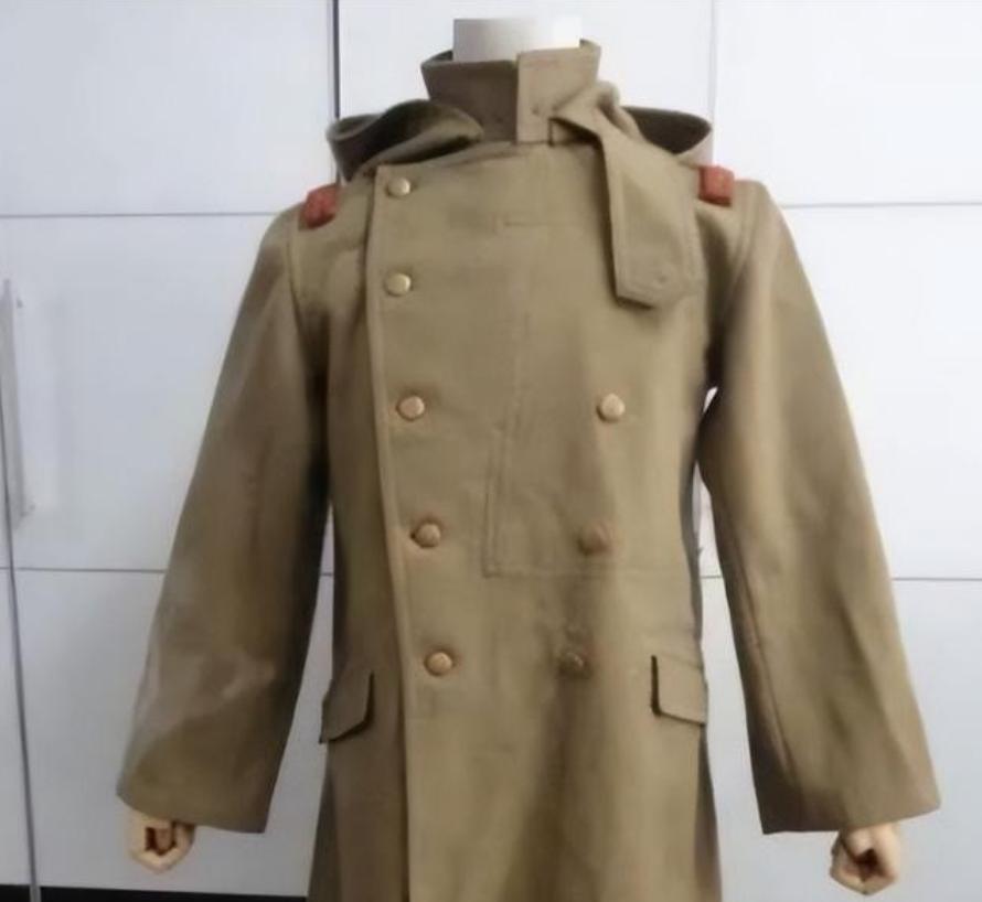 1939年，八路军营长缴获一件日军大衣，觉得材质不错，便送给杨成武。谁料，杨成武