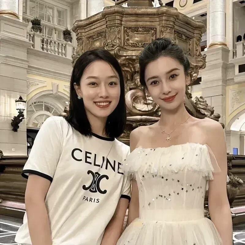 杨颖这颜值和身材，被人们公认的大美女，可当她和旁边这一位美女合影时，瞬间被美女秒