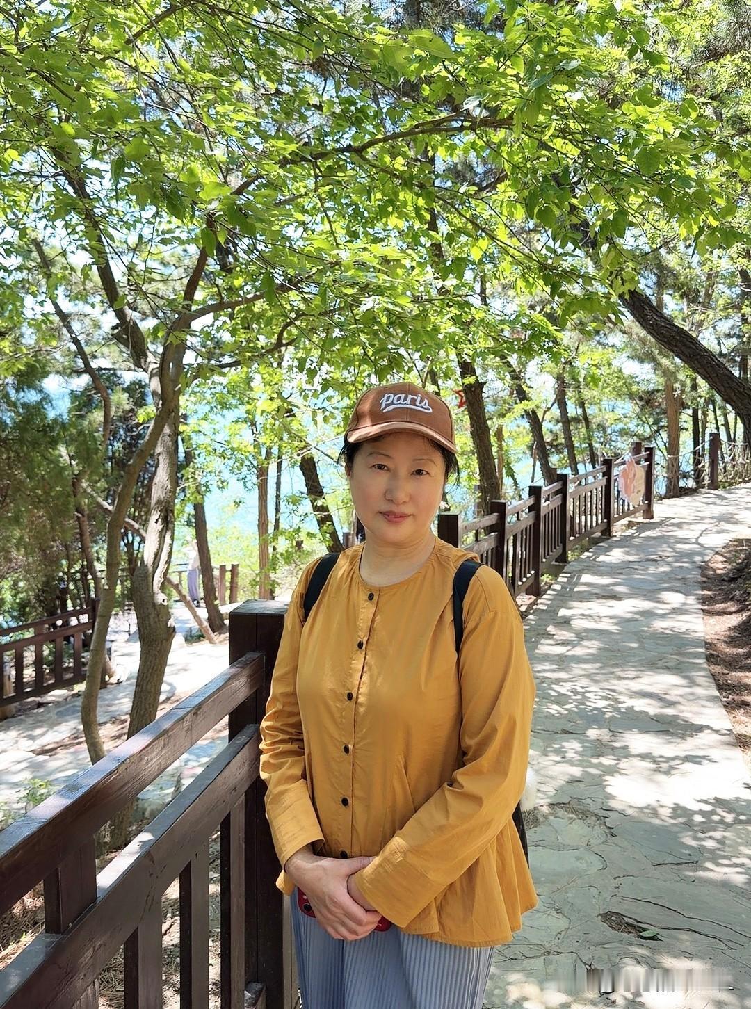 61岁的单身老阿姨，到底该不该找老伴？这段时间，我总被一个问题困扰：人到老了