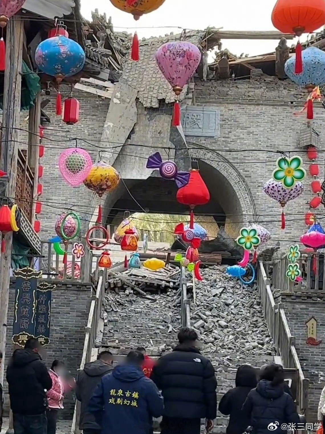 石家庄一景区大门上方楼阁垮塌，庆幸无人员伤亡。通报直接说“受大风影响”部分建筑损