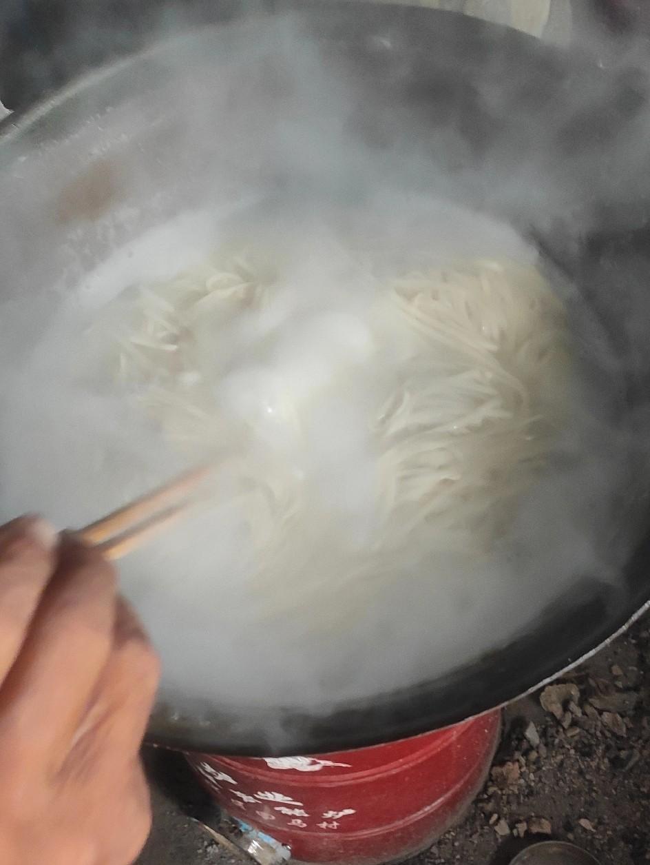 每天三顿饭，早上我起不来，有我父亲做饭，老人早上起来的早，锻炼一下身体也好。中午