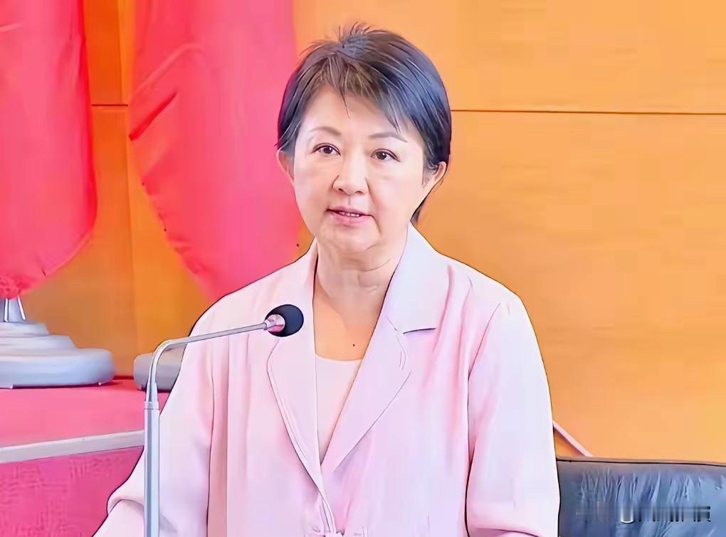 卢秀燕，弃“暗”投“明”卢秀燕如今不再刻意隐藏内心想法，说话做事的态度出现明