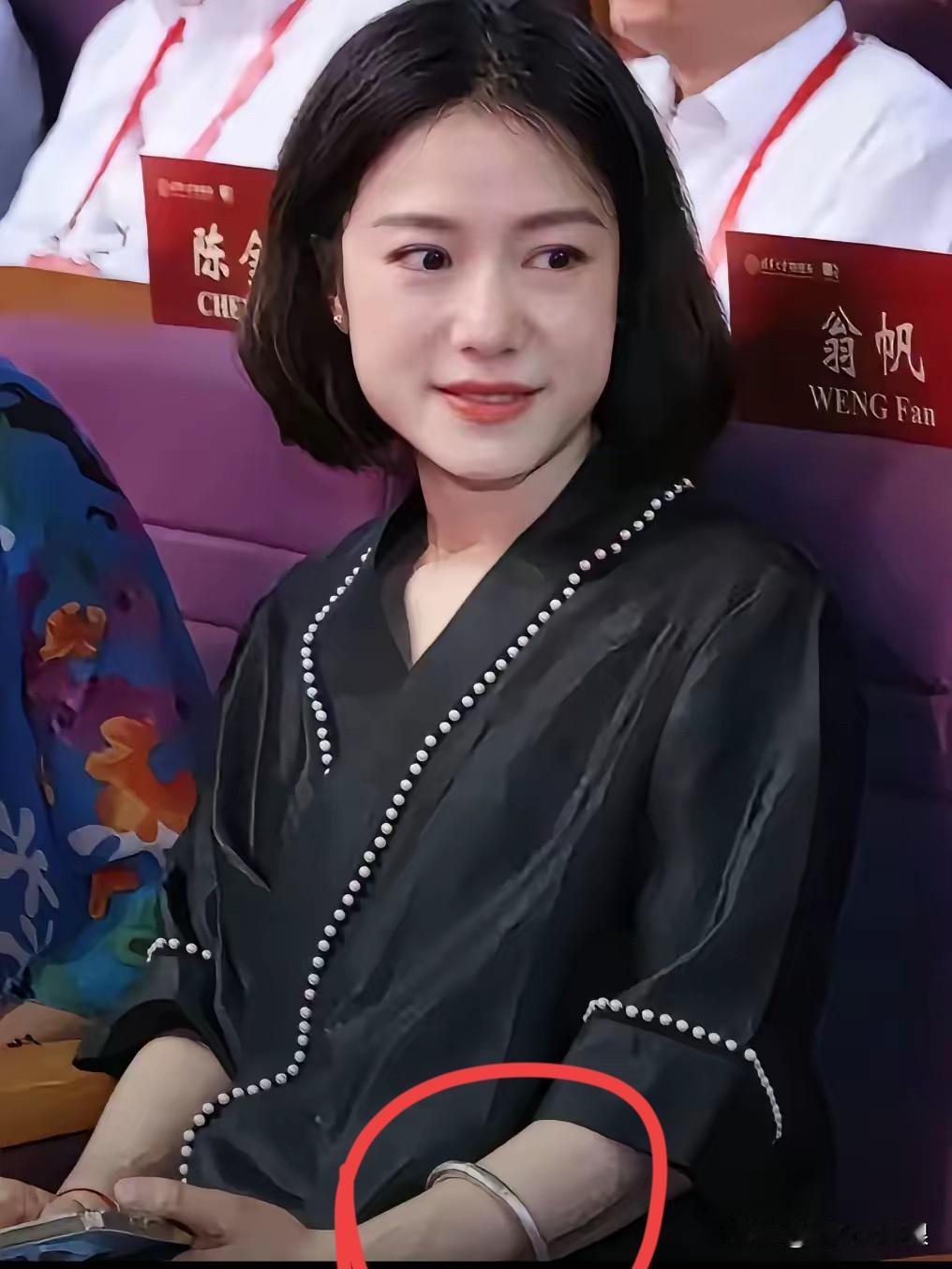 翁帆的手镯引发热议！50岁的翁帆真的好美，以前看到她在杨振宁旁边是多么的苍老
