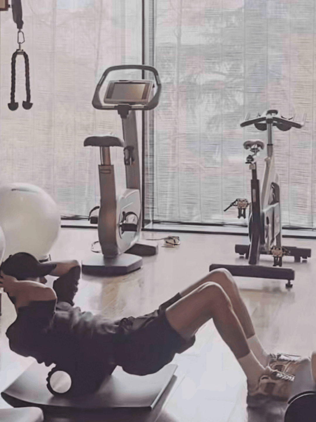 肖战谨制的工作与得闲的生活看肖战将健身进行到底，极为自律，真是佩服得五体投地