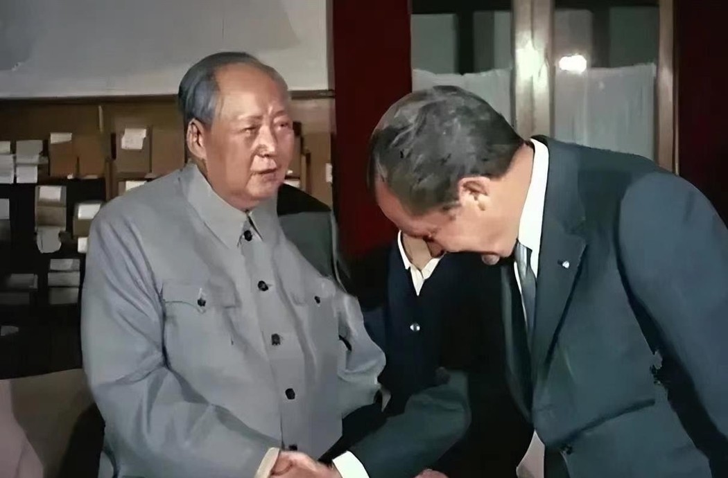 尼克松问毛主席：您有什么特长？毛主席只说了5个字，尼克松立马站起来向他鞠躬致敬。