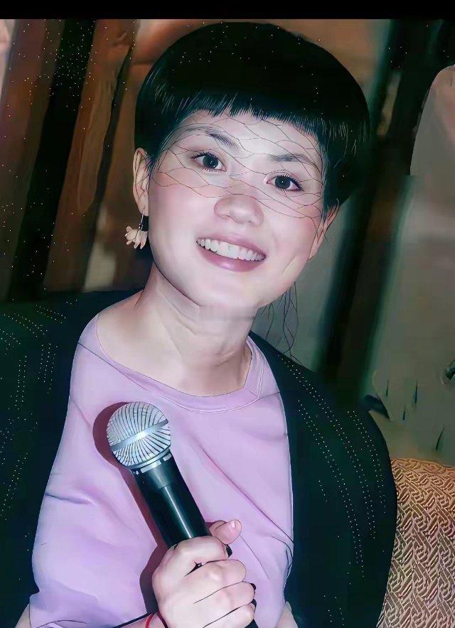 这是王菲97年刚生完童童复出拍的照片，那个时候刚生完孩子有点产后肥胖！​​​