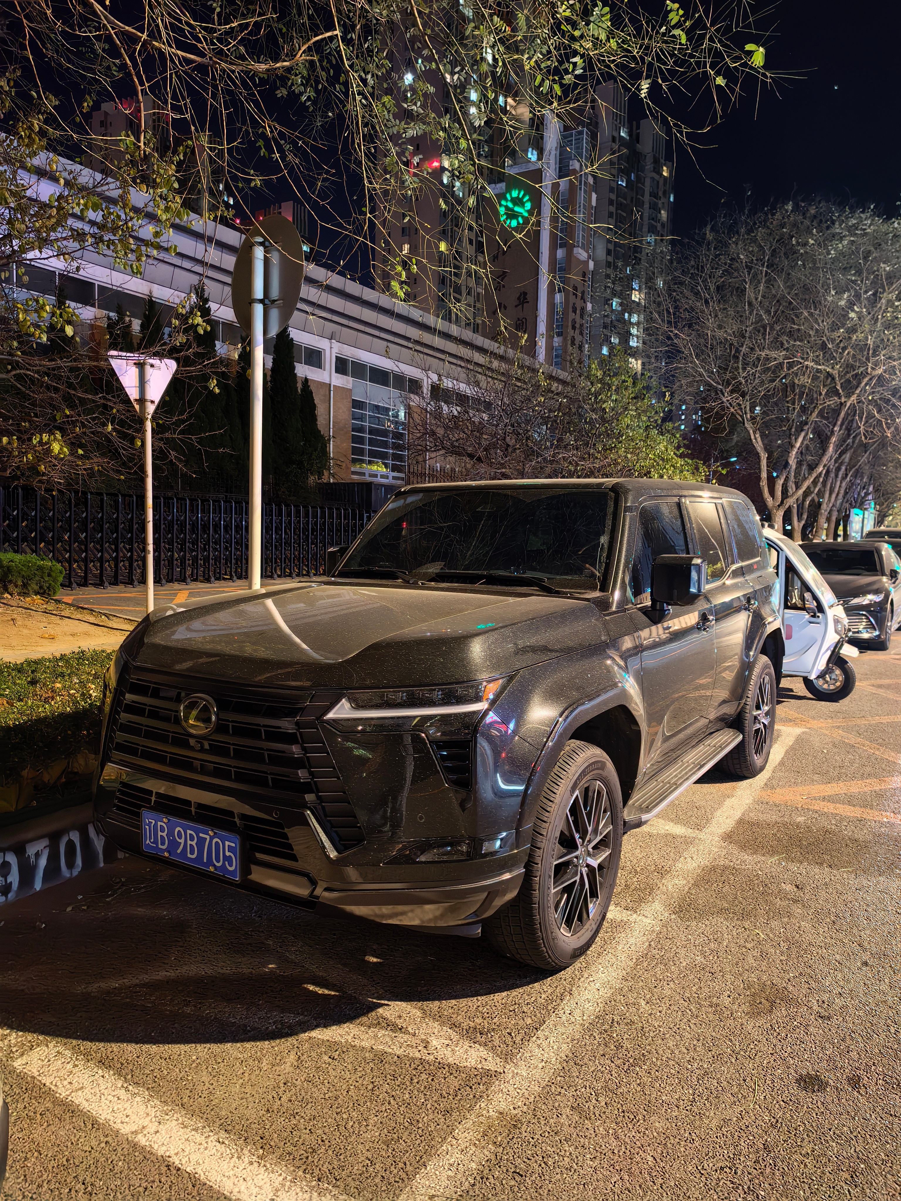 跑步遇到一台GX这家伙真酷，如果我再买雷克萨斯，它是首选