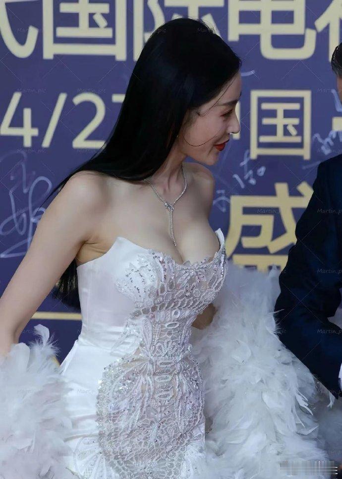 张‎天爱这是硬挤出‏‎来的吧，为了好身材⁠‏也太拼了
