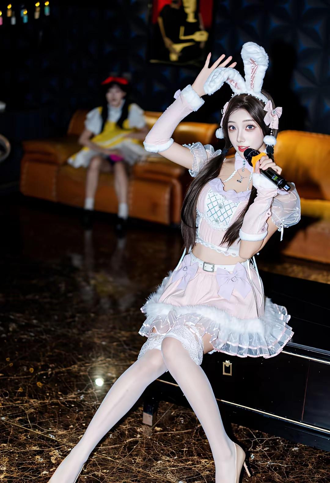 这场景有点cosplay派对的感觉。