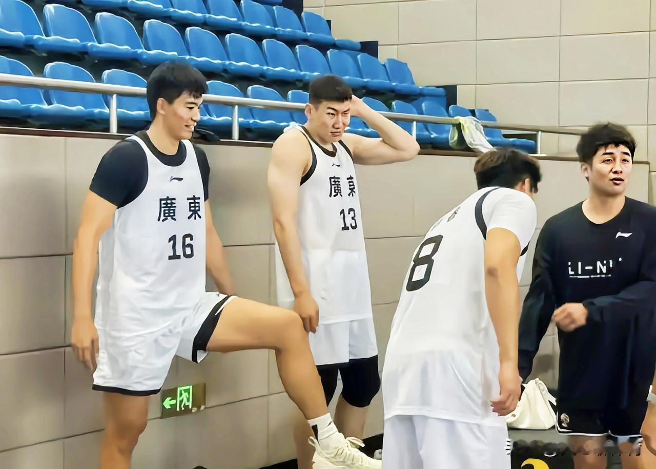 沈梓捷估计不会再出现在广东全运会男篮大名单了当焦泊乔跟徐杰和赵睿的配合越来越娴