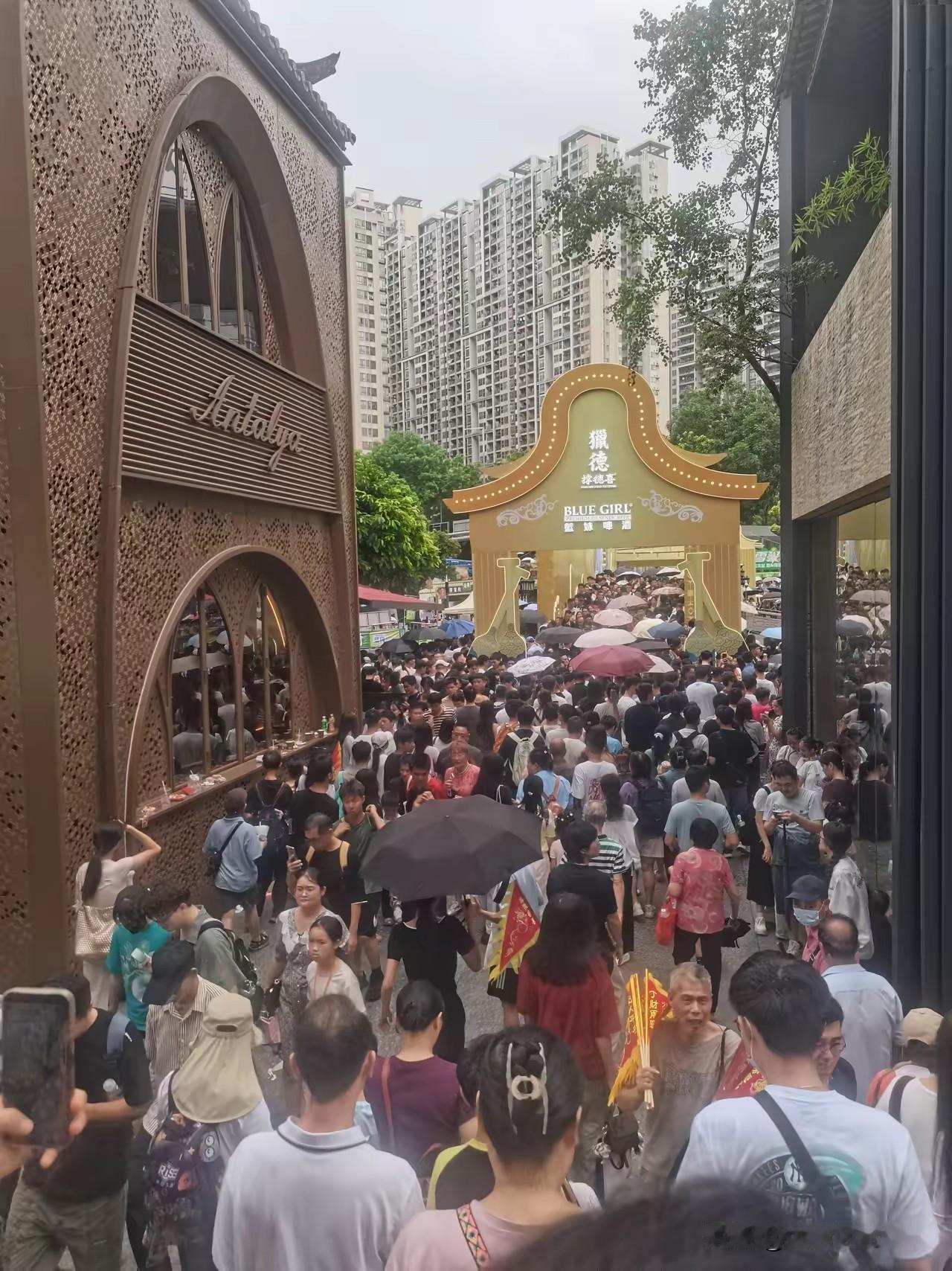今天猎德村扒龙舟，本想着凑个热闹，结果败兴而归。雨下得跟瓢泼似的，现场乌泱
