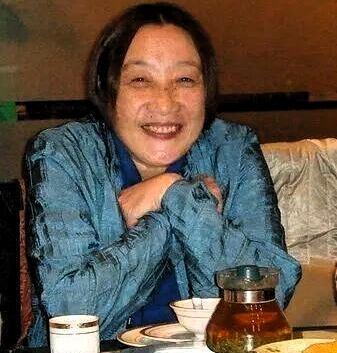 罗点点本名罗峪平，1951年生于北京，是开国大将罗瑞卿最小的女儿，2025年11