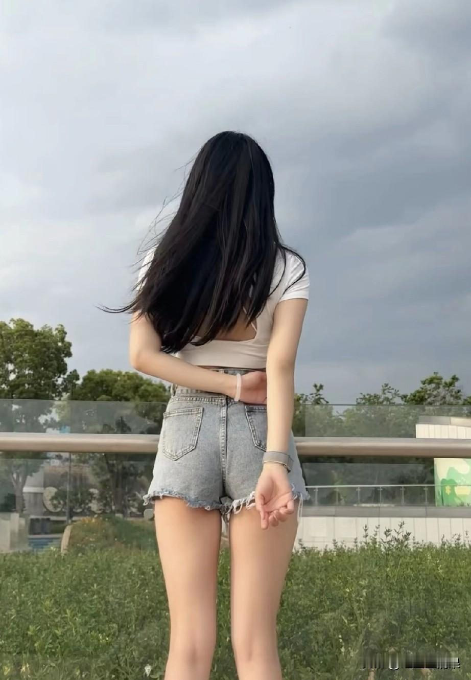 今天和一位女同事闲聊，原来她们宿舍住六个人，其中四个已经离婚，还有一个在离婚的边