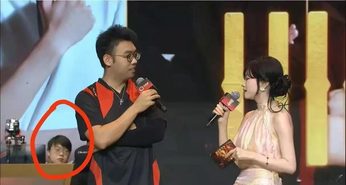 猪哥还是真实，说他当时本来打比赛，赢的很吃力，本来没看的，因为Ams当时穿的裙子
