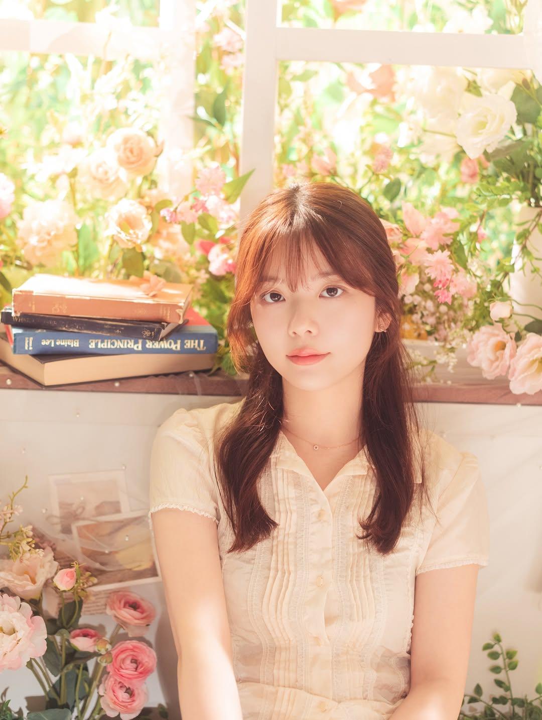 温柔书香女孩，静享阅读时光📚🌸女人怎么穿才好看啊耐看型女生有多绝温柔书香