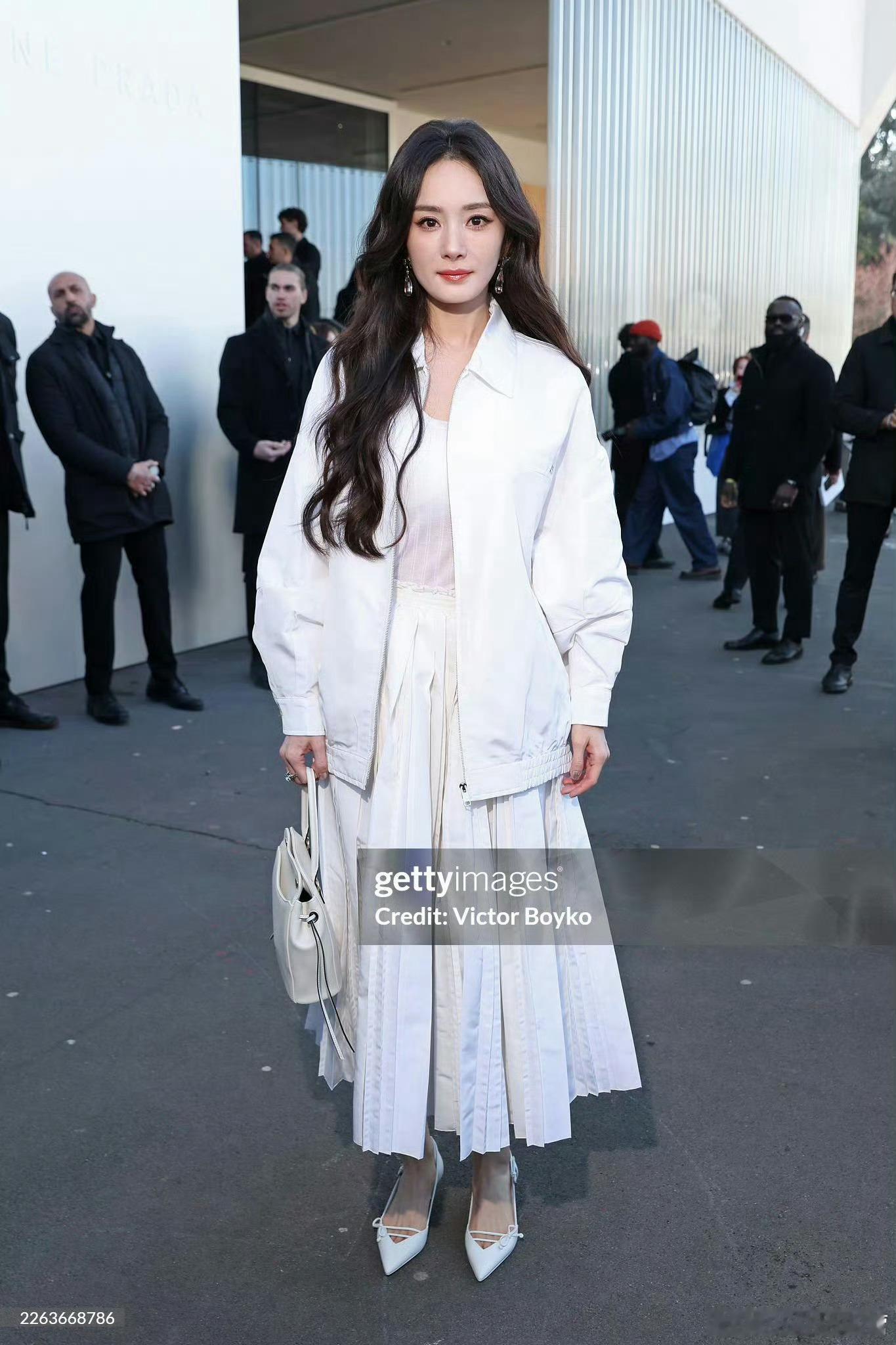 杨幂｜时装周看秀G社生图～美貌、状态和气质，都是轻轻松松的秒了！prada认领杨