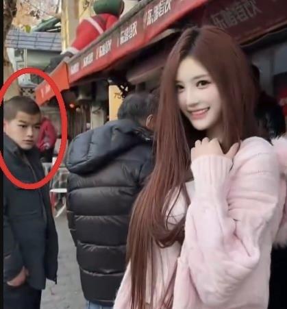 网络最大的谎言就是美颜旁边的大叔暴露了所谓的美女，把美颜开到夸张，有没有人能