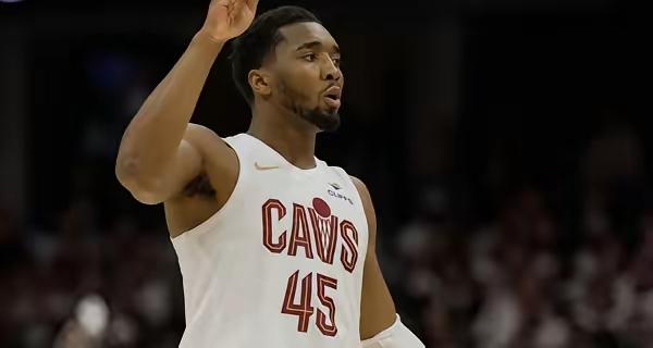 米切尔彻底哑火！10中1仅6分，骑士仍狂胜21分复仇热火！这也能赢？简直不可思