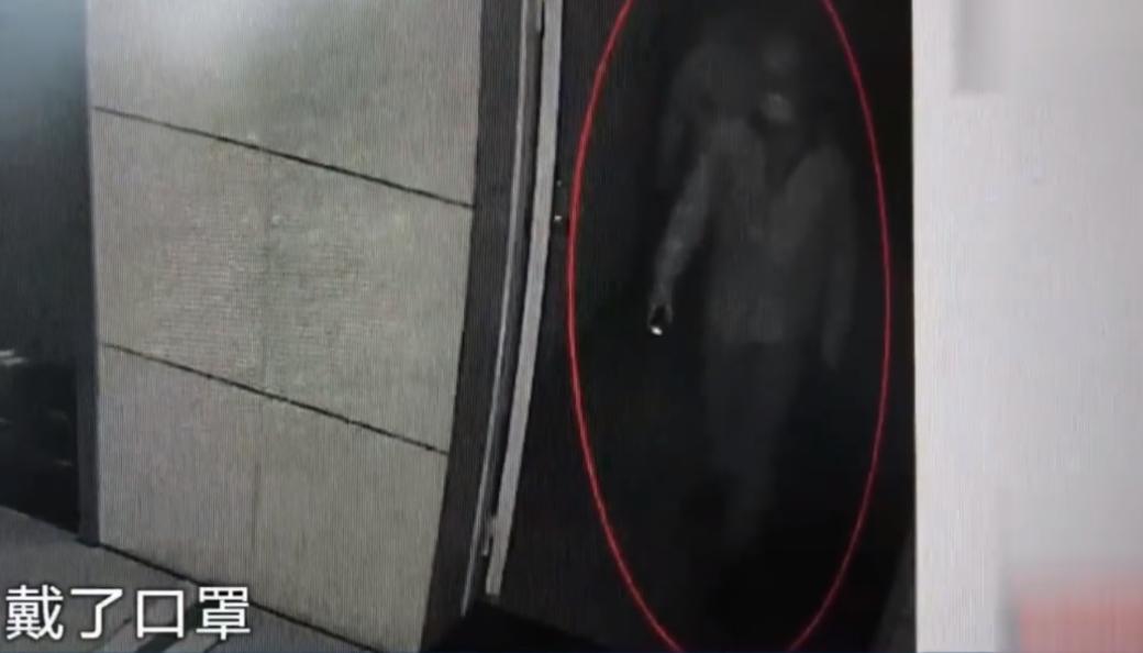 64万现金被盗警方靠几滴汗抓贼，最近江苏常州发生了一起盗窃案，一家公司的财务室被