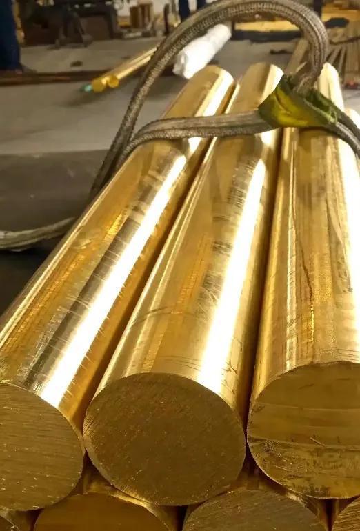 昨晚和几个开加工厂的老板吃饭。有个温州的老哥抿了口酒，叹着气讲起他同行的事儿。