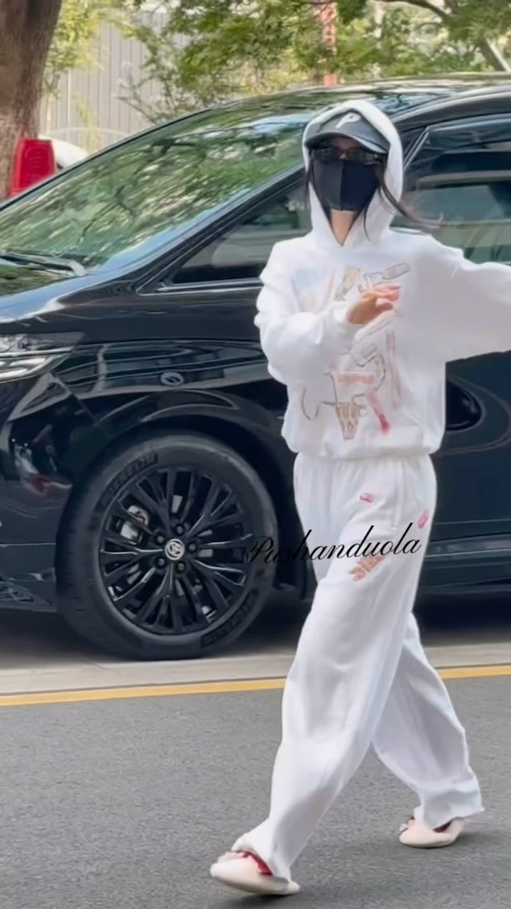 孩子好可爱下车蹦蹦跳跳的虞书欣何盼​​​