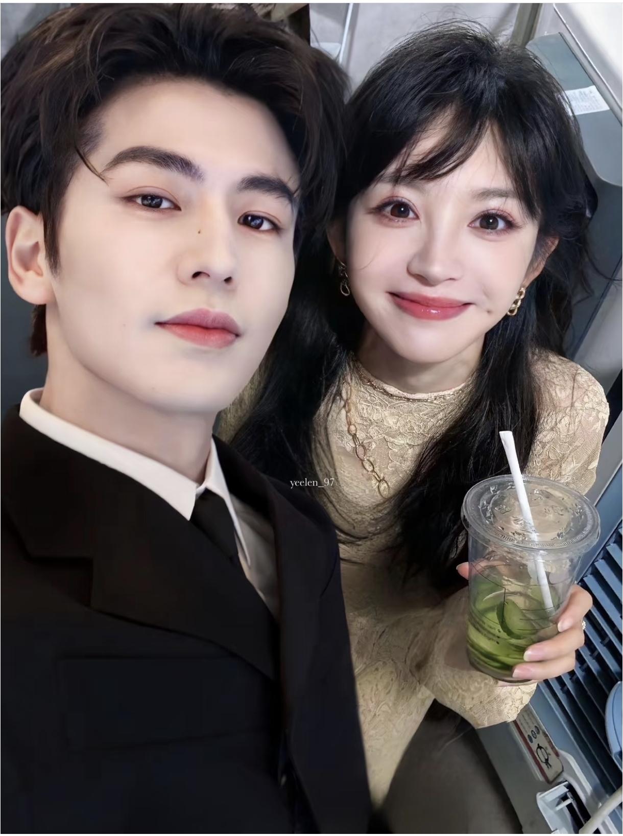 谁注意田曦薇和张凌赫合照时手上拿的饮料是什么？终于明白她为何能从95小花中脱颖而