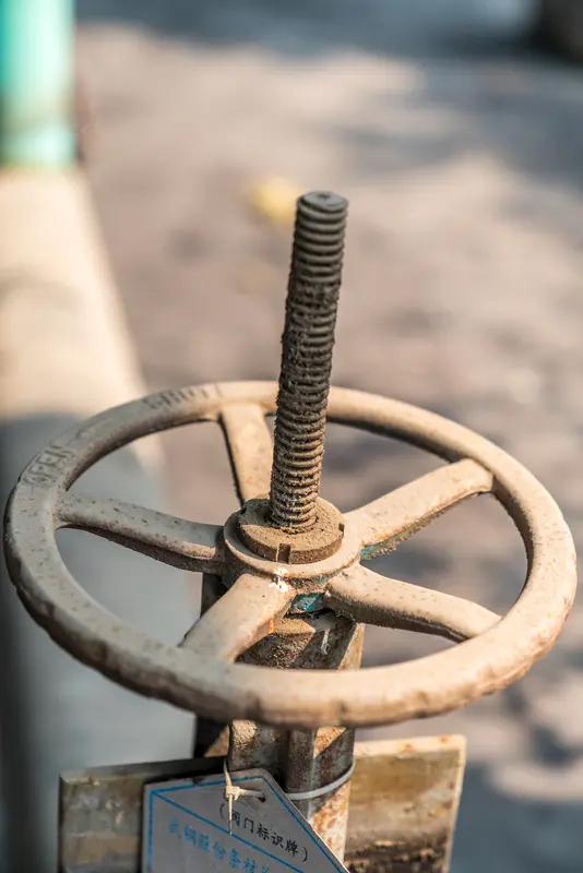 洗澡后忘关水阀致小区变“溜冰场”甘肃兰州一女子洗澡忘关太阳能热水器阀门，直接让