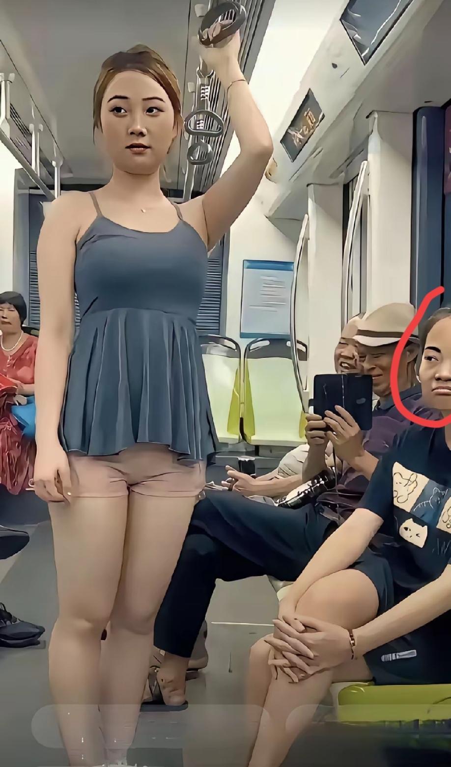你说旁边咧嘴，一脸嫌弃的人是啥意思？这都什么年代了，穿成这样都是司空见惯，有