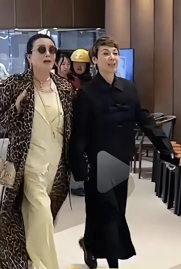 张兰大姐同洋洋两个人是最好的闺蜜。看洋洋帮兰姐选的这个豹纹风衣真的是太漂亮了，兰