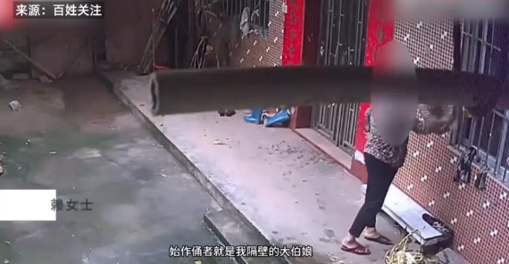 “必须严惩！”6月18日，广西玉林，一位老太手上拿着一个瓶子，里面装着刺鼻气味液