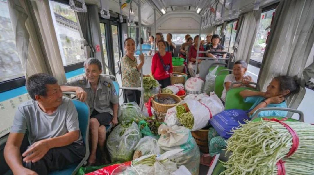 南京的友友，你们坐过凌晨4点50分的567路公交吗？这是第一班车，搭载的都是6