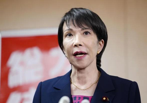 高市早苗万没料到，一架专机突然降落北京，中方迎来稀客，当着全世界的面，交给中国一