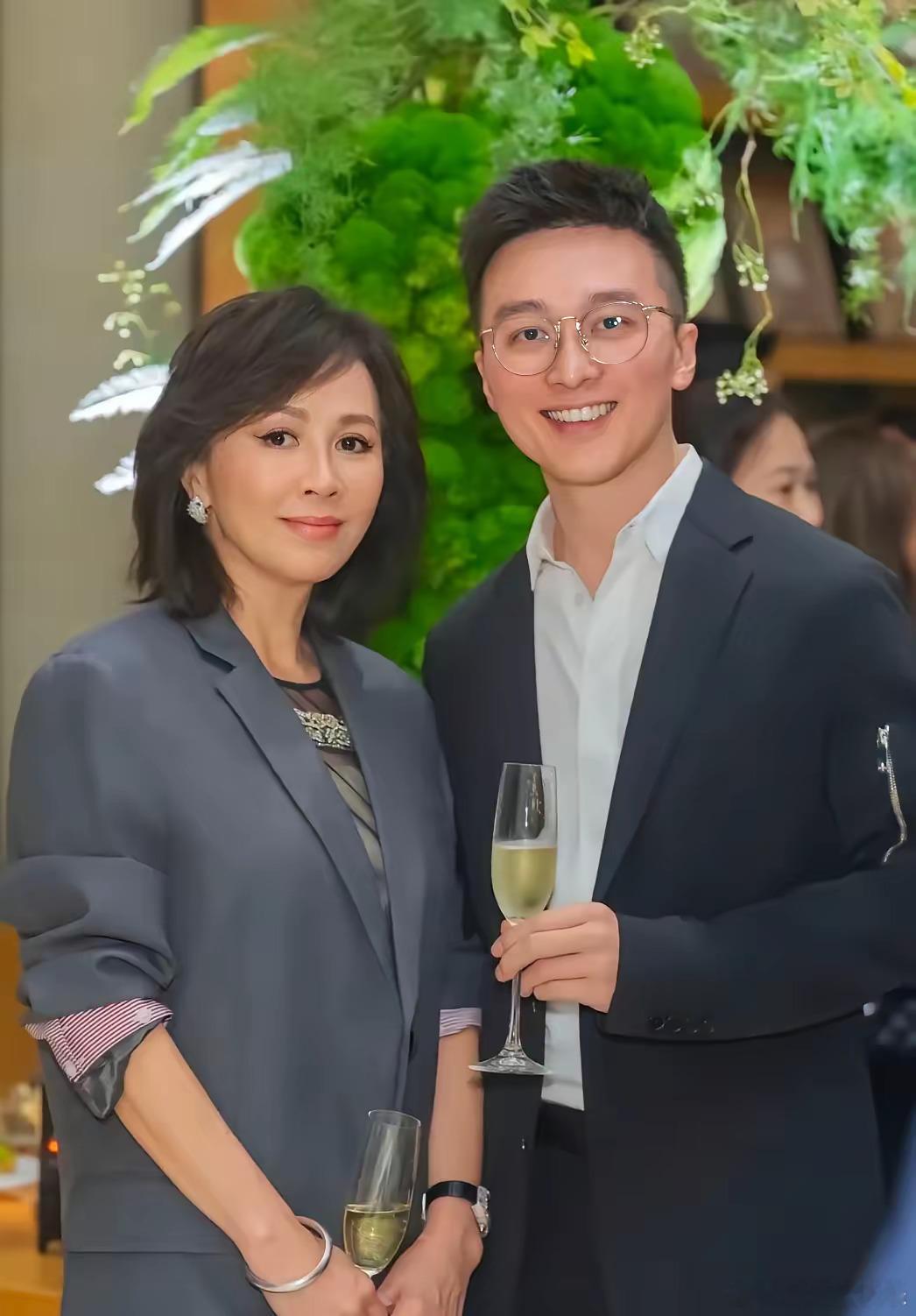 港圈真正的通透长辈，真的被刘嘉玲狠狠圈粉！近期她特意带侄子刘兆恩出席傅厚民25周年设计晚宴。现场云集